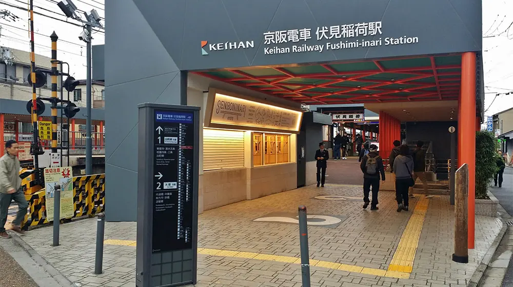 伏見稲荷駅前の案内板にデザインソーラーパネルをご導入いただきました